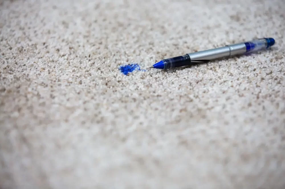 نحوه پاک کردن لکه جوهر خودکار از روی فرش