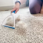 جمع کردن مو از روی فرش و موکت با 6 روش ساده